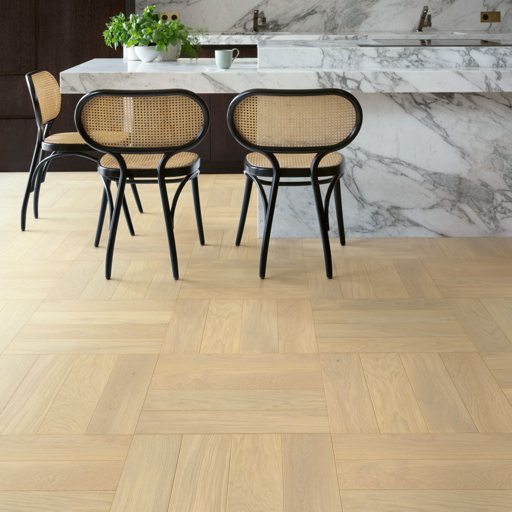 Quick-Step Parquet Prefinito Disegno – Rovere chantilly extra opaco DIS4856S | 13,5x580×145 mm Pattern a spina di pesce 90°